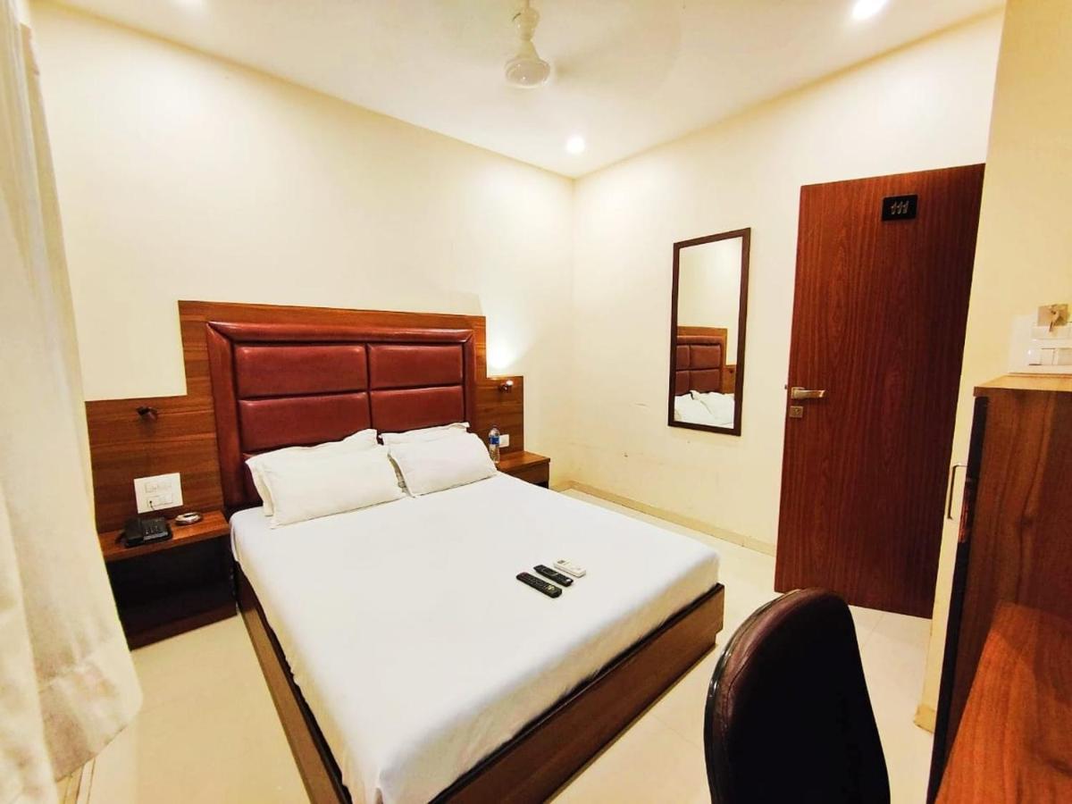 Hotel Avion Palace Mumbai Bagian luar foto